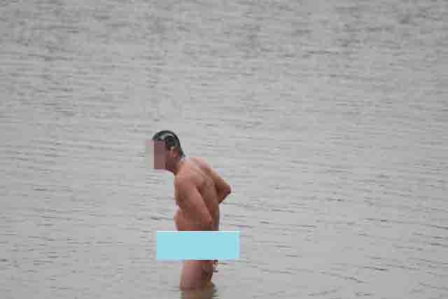 Hà Nội lạnh thấu xương, nhiều người vẫn vô tư ra sông Hồng ngụp lặn như giữa mùa hè